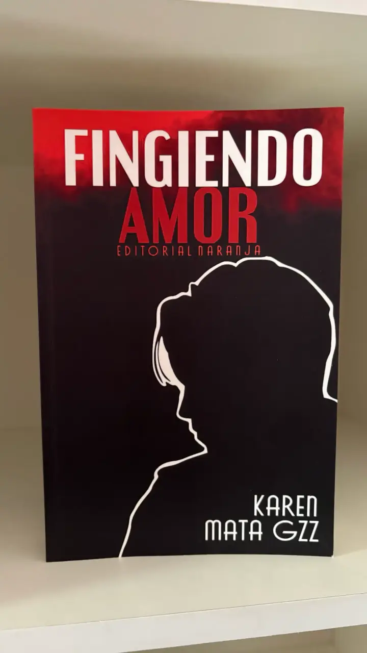 Libro Fingiendo Amor de Karen Mata Gzz