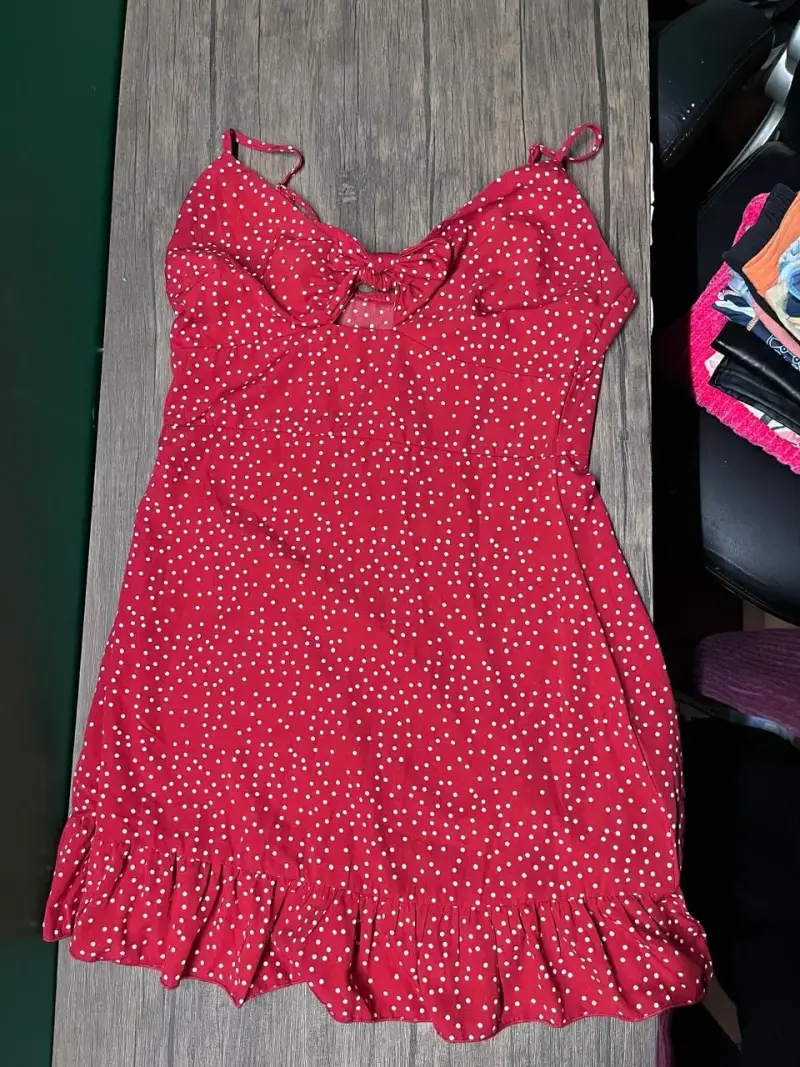 Vestido rojo con lunares blancos y tirantes