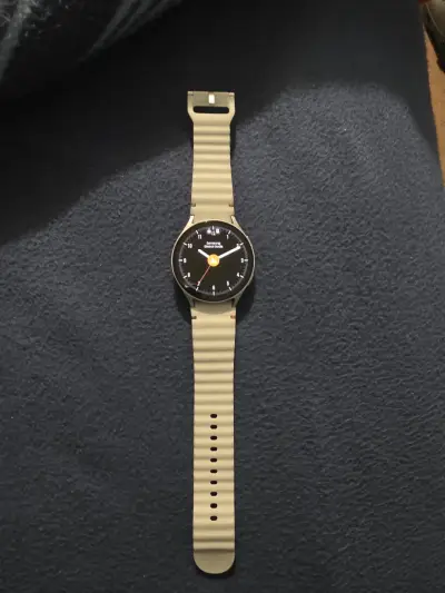 Reloj inteligente Samsung con correa beige - miniatura 1