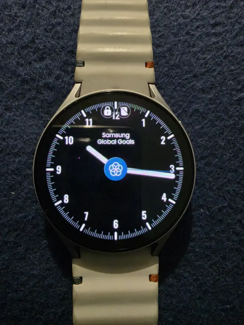 Reloj inteligente Samsung con correa beige - 2