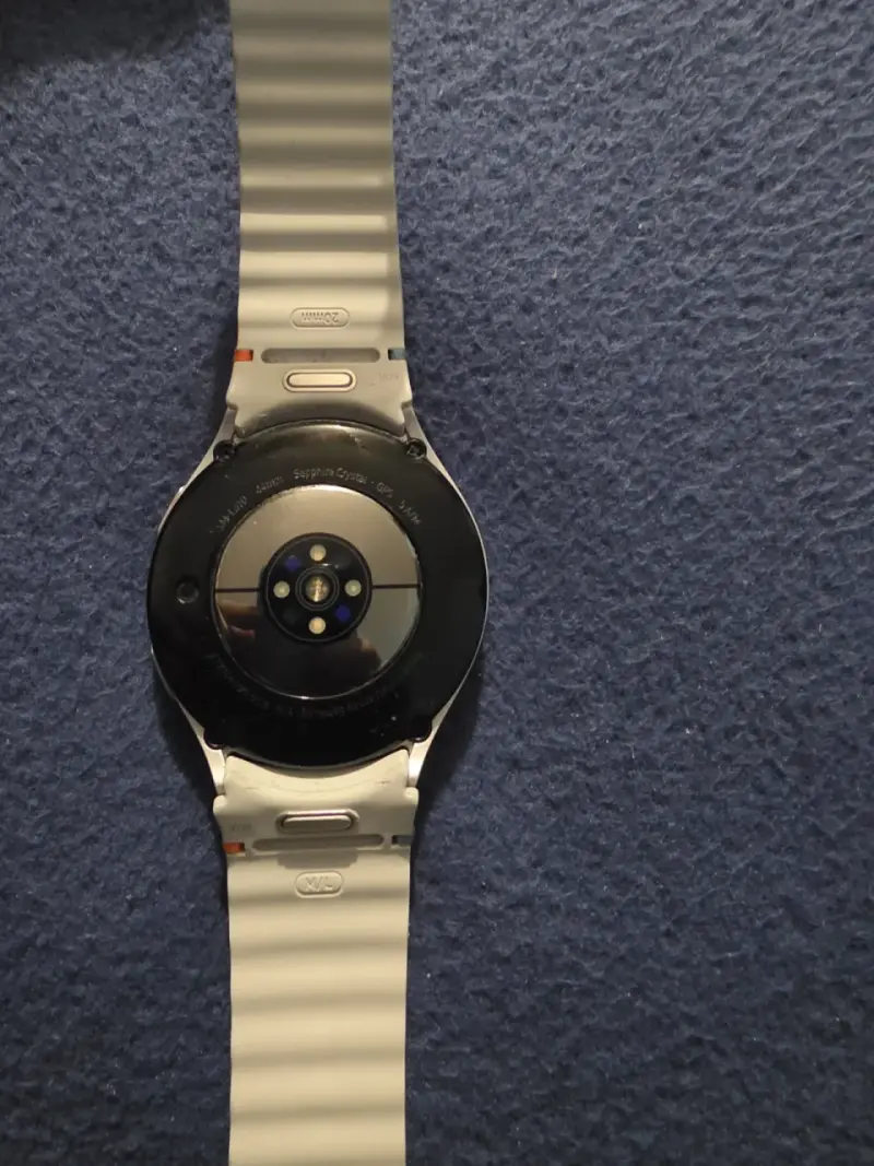 Reloj inteligente Samsung con correa beige - 3