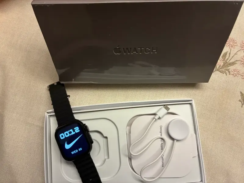 Apple Watch con correa negra y cargador - 1