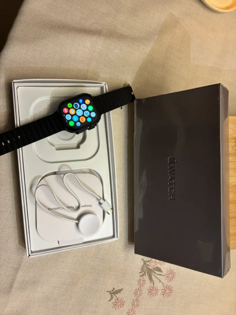 Apple Watch con correa negra y cargador - 3