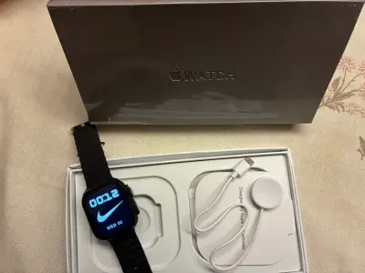 Apple Watch con correa negra y cargador - miniatura 1