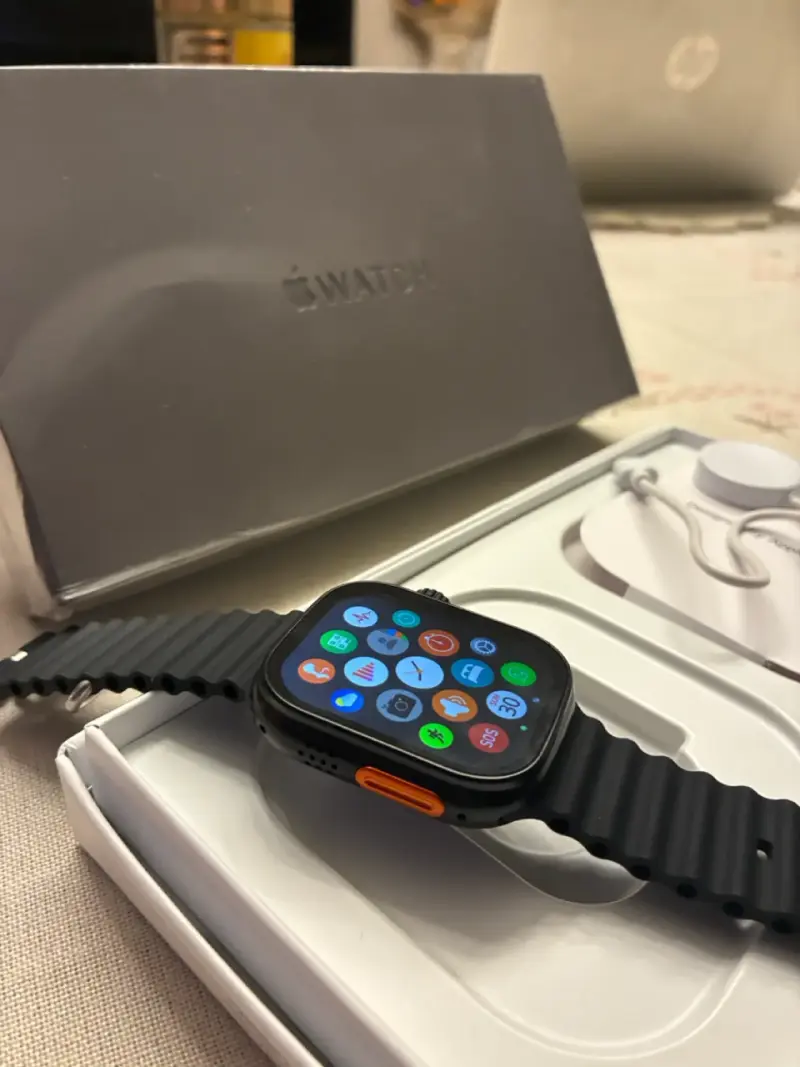 Apple Watch con correa negra y cargador - 4