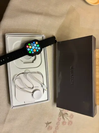 Apple Watch con correa negra y cargador - miniatura 3