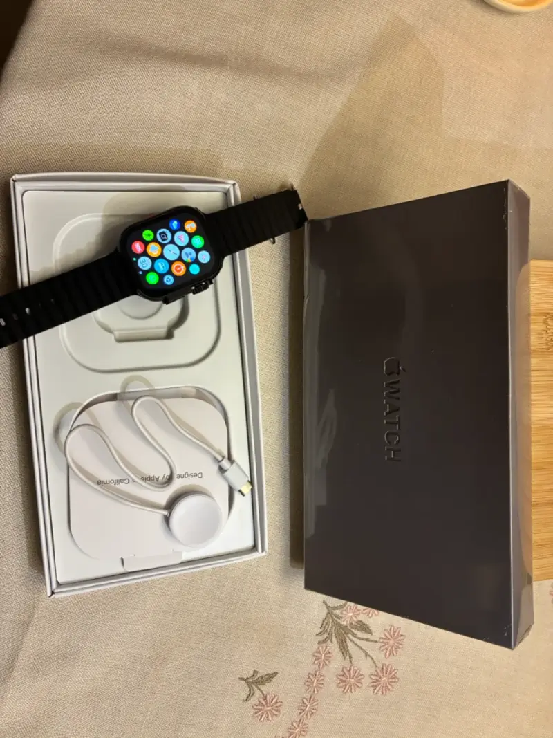Apple Watch con correa negra y cargador - 5