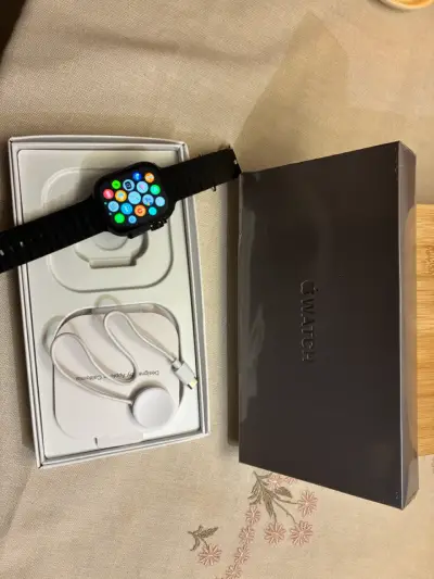 Apple Watch con correa negra y cargador - miniatura 5