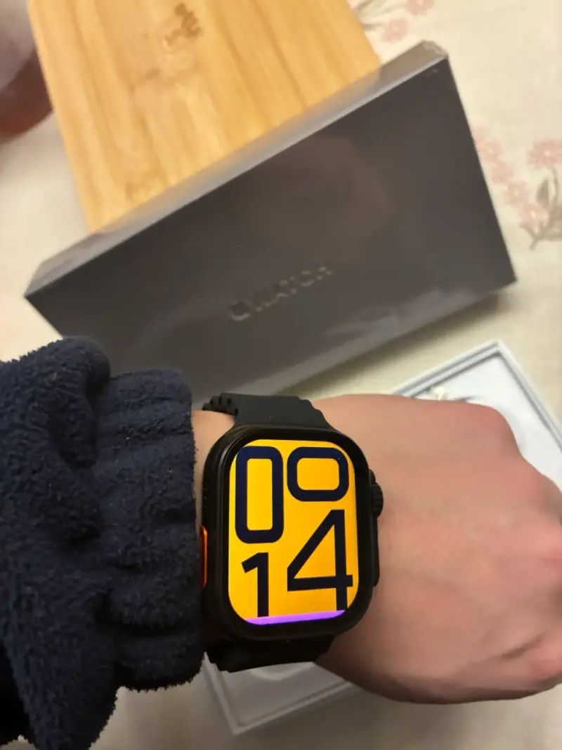 Apple Watch con correa negra y cargador - 6