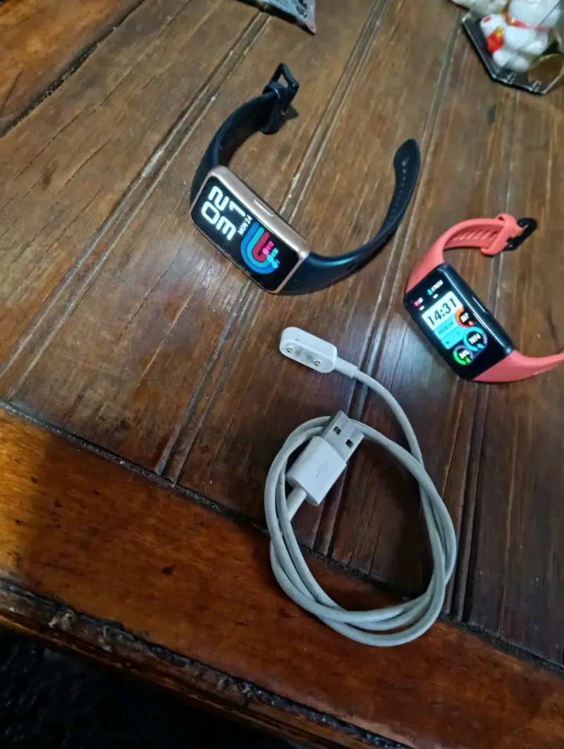 Smartwatch de actividad física con cargador - 1