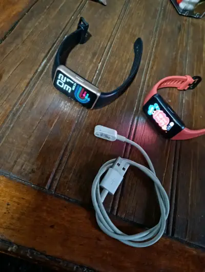 Smartwatch de actividad física con cargador - miniatura 2