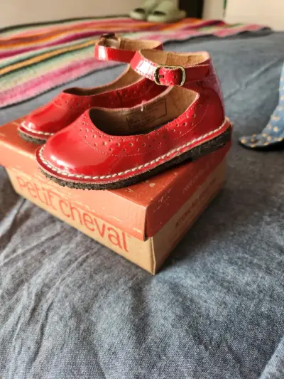 Zapatos de charol rojo para niña Petit Cheval - miniatura 1