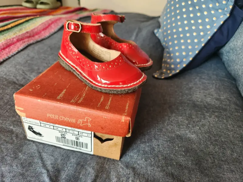 Zapatos de charol rojo para niña Petit Cheval - 4