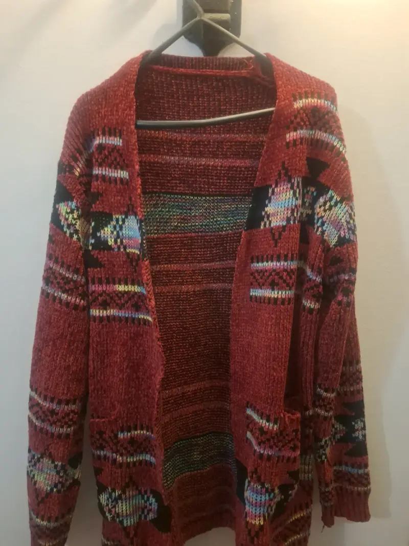 Chaleco tejido rojo con diseño étnico - 1