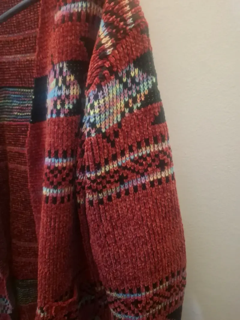 Chaleco tejido rojo con diseño étnico - 2