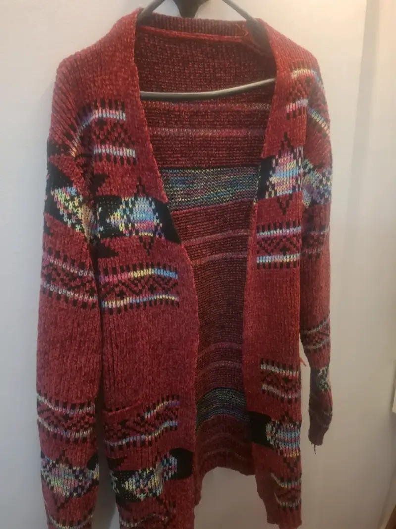 Chaleco tejido rojo con diseño étnico - 3