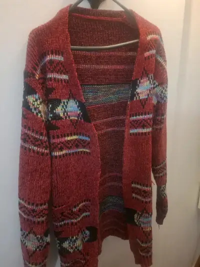 Chaleco tejido rojo con diseño étnico - miniatura 3