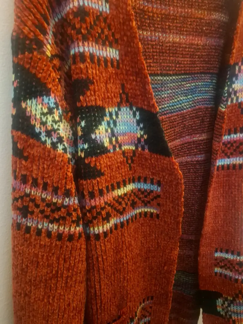 Chaleco tejido rojo con diseño étnico - 4