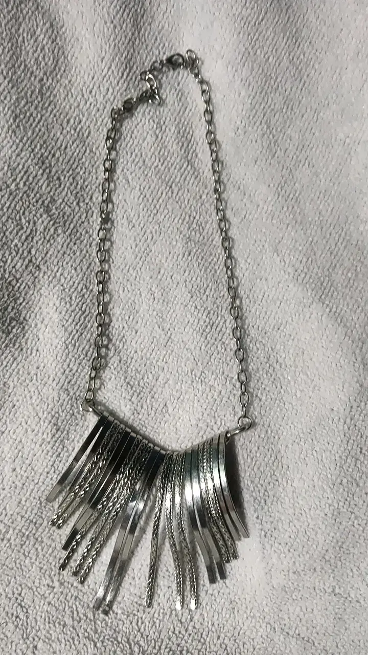 Collar de flecos metálicos plateados