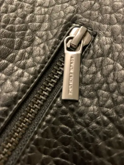 Chaqueta de cuero negra Armani Exchange con diseño New York City - miniatura 5