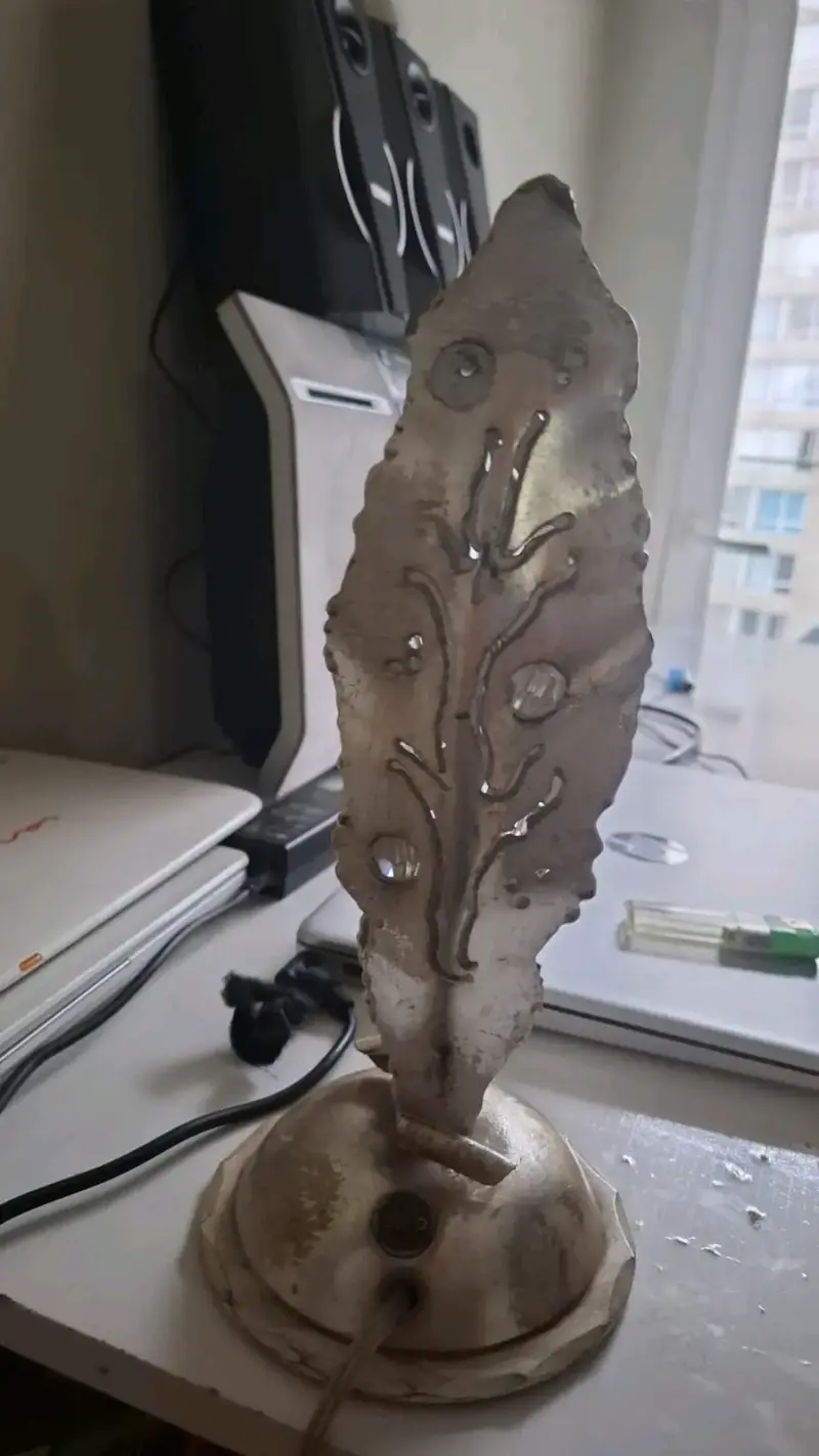 Lámpara decorativa de metal con diseño artístico