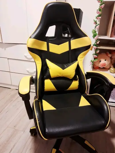 Silla gamer negra y amarilla - miniatura 1