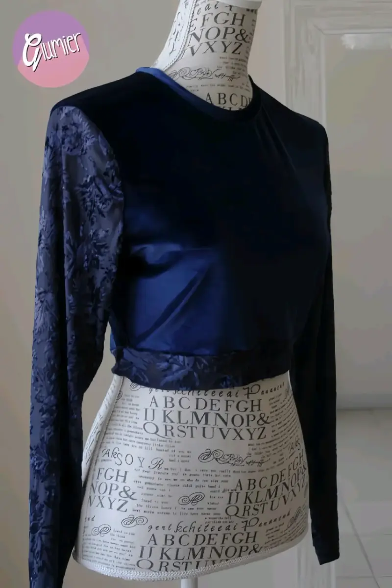 Crop top de terciopelo azul con mangas largas - 2