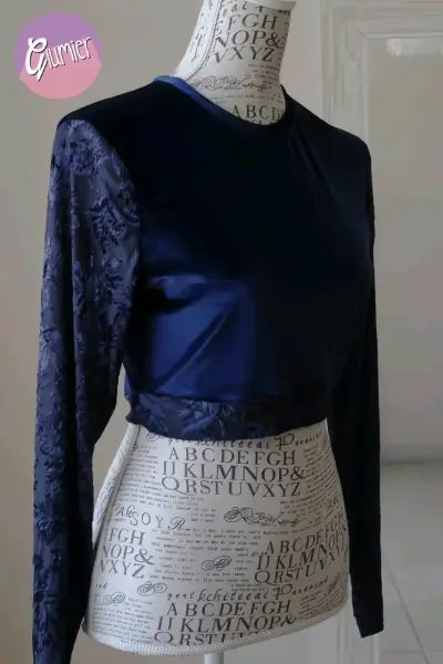 Crop top de terciopelo azul con mangas largas - miniatura 2