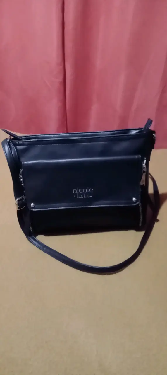 Cartera negra Nicole Lee con correa ajustable - 1