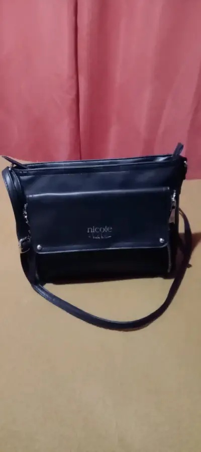 Cartera negra Nicole Lee con correa ajustable - miniatura 1