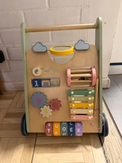 Andador de madera para bebé con actividades - miniatura 1