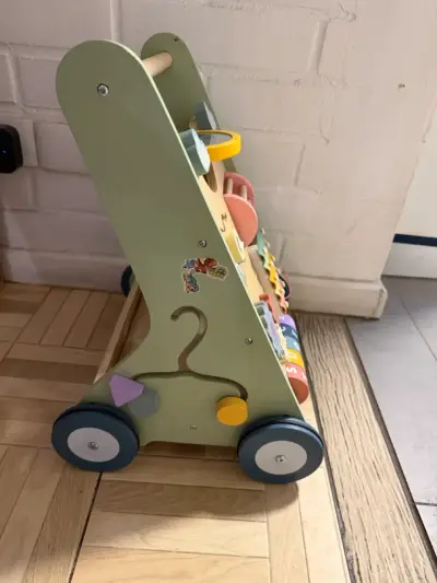 Andador de madera para bebé con actividades - miniatura 2