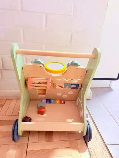 Andador de madera para bebé con actividades - miniatura 3