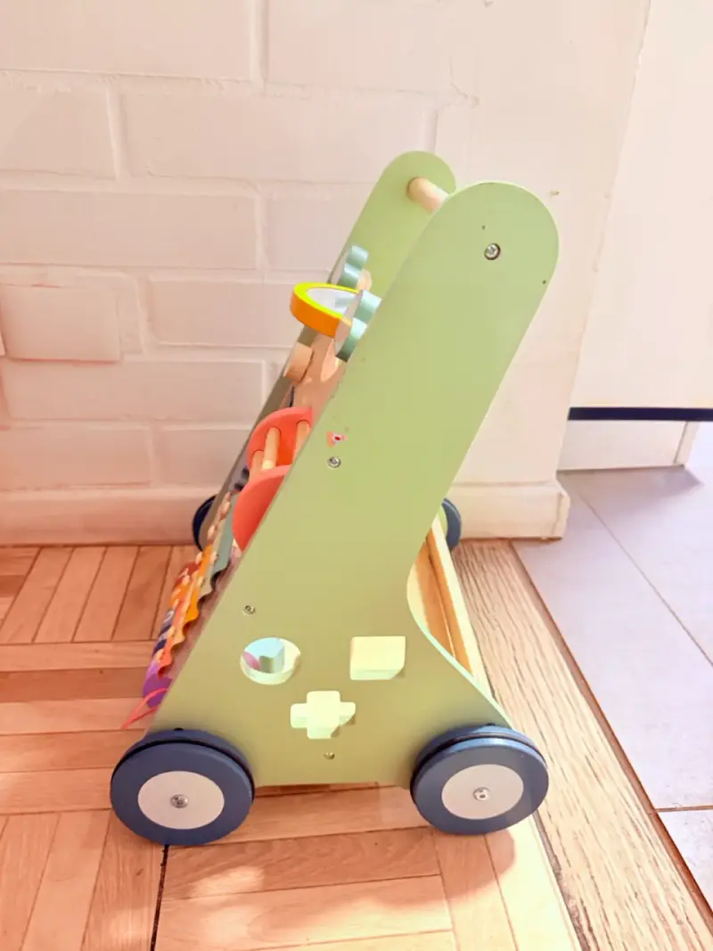 Andador de madera para bebé con actividades - 4