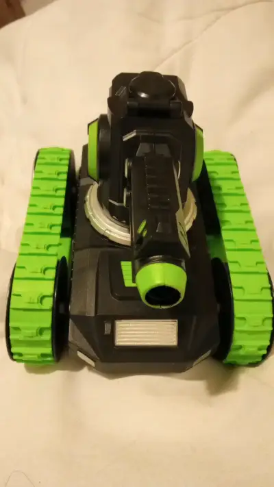 Tanque RC con control remoto y orugas verdes - miniatura 1