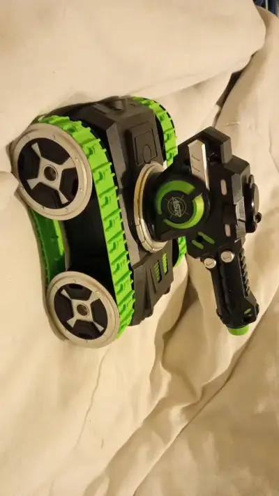 Tanque RC con control remoto y orugas verdes - miniatura 2