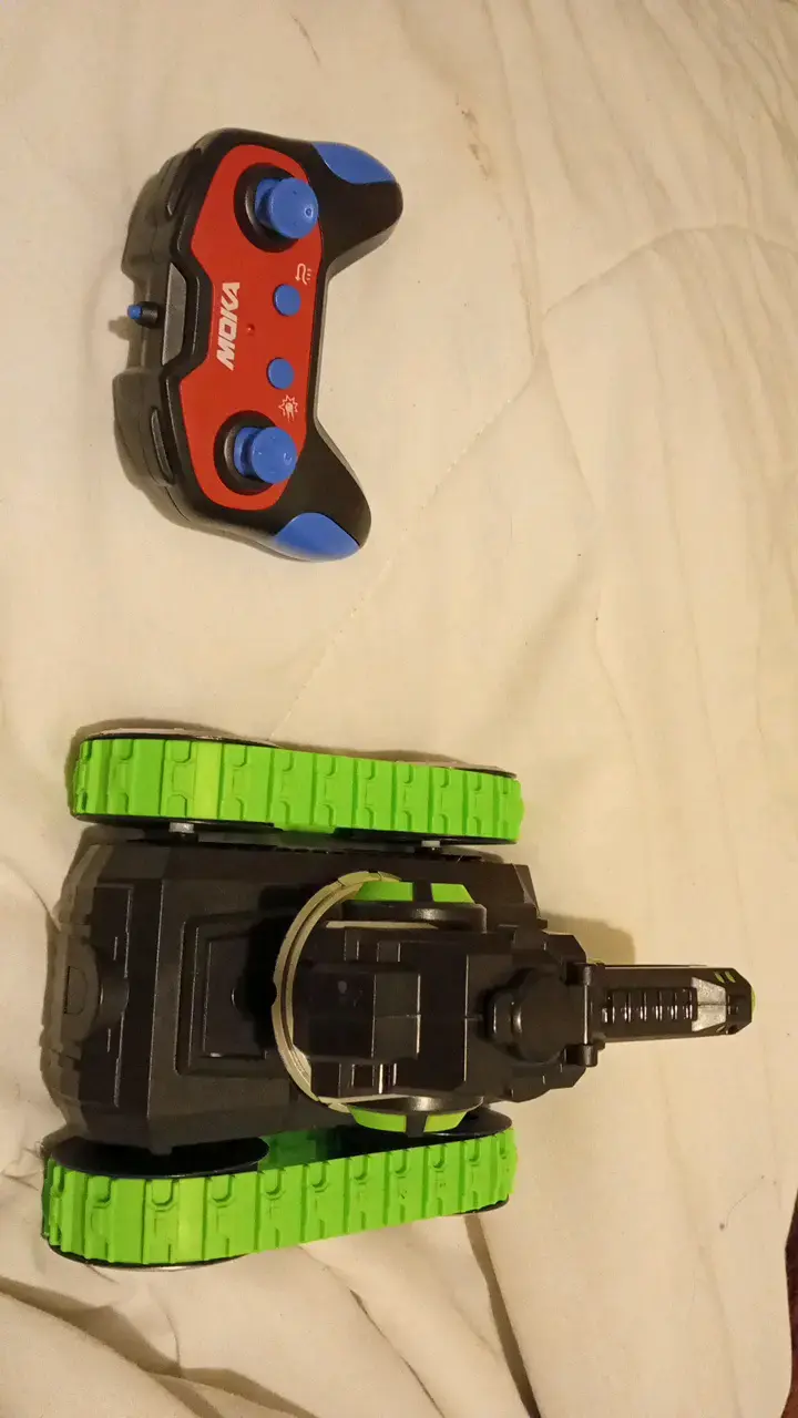 Tanque RC con control remoto y orugas verdes - 3