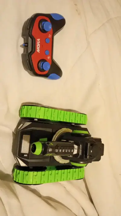 Tanque RC con control remoto y orugas verdes - miniatura 4