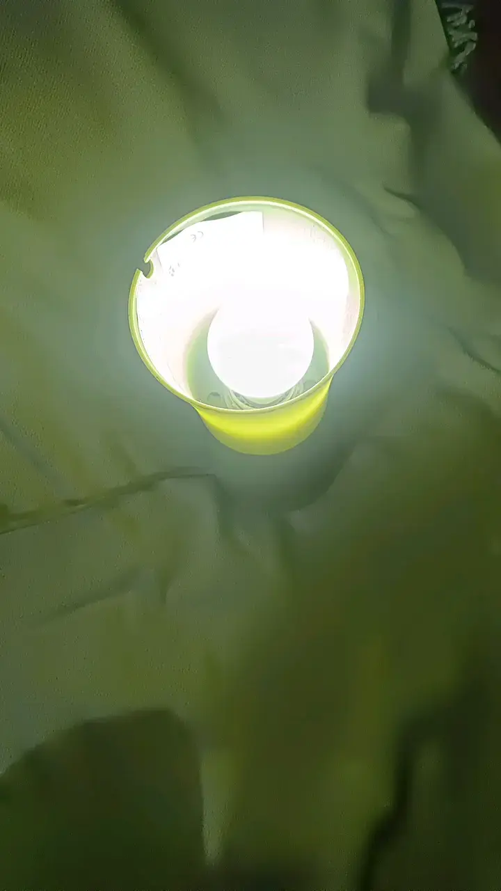 Lámpara de mesa LED amarilla moderna - 1