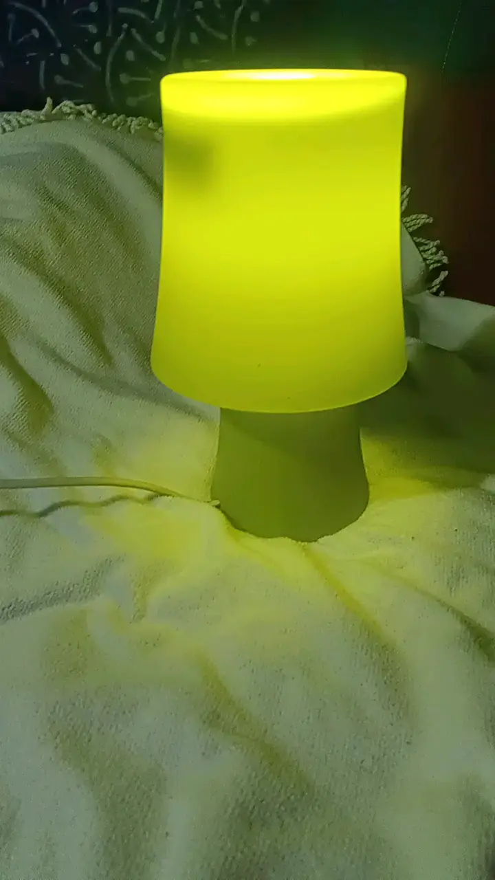 Lámpara de mesa LED amarilla moderna - 2