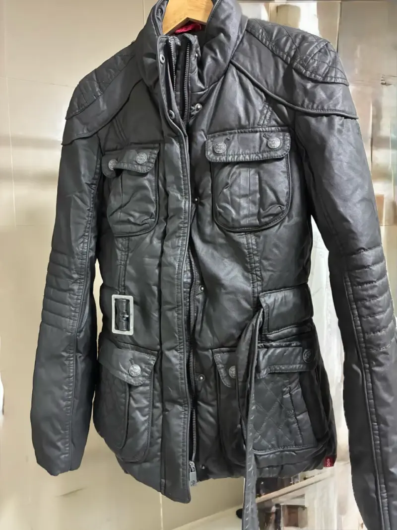 Chaqueta negra de cuero sintético con cinturón - 1