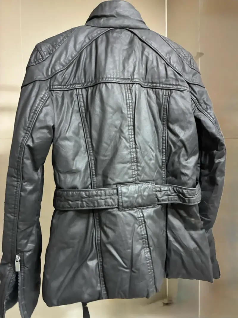 Chaqueta negra de cuero sintético con cinturón - 2