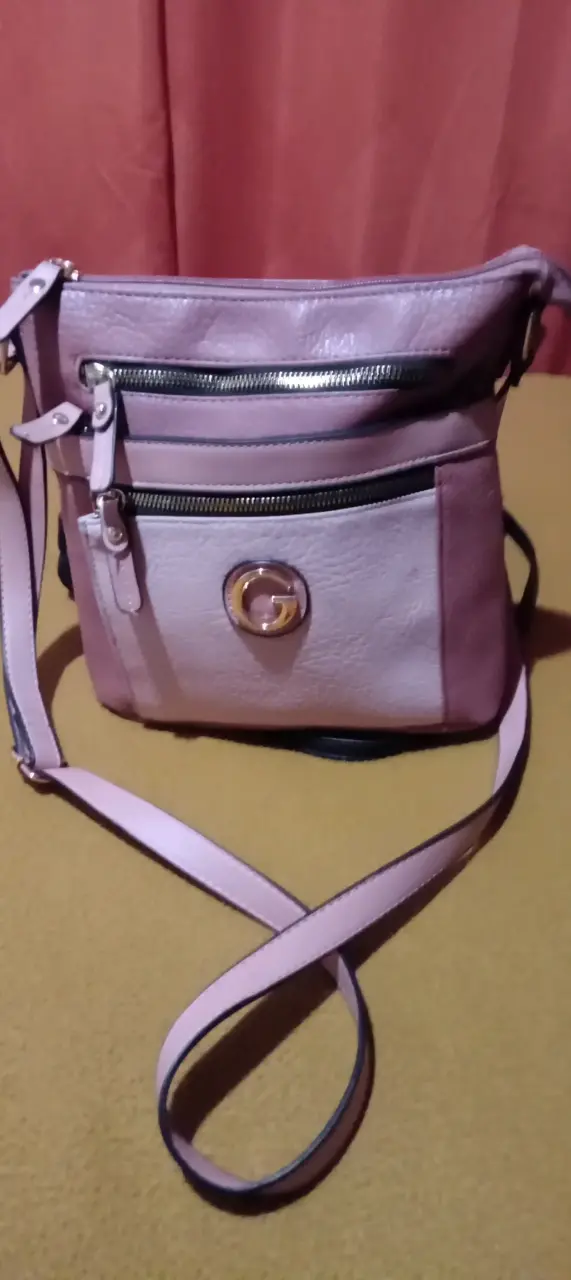 Cartera cruzada palo rosa con detalles metálicos - 1