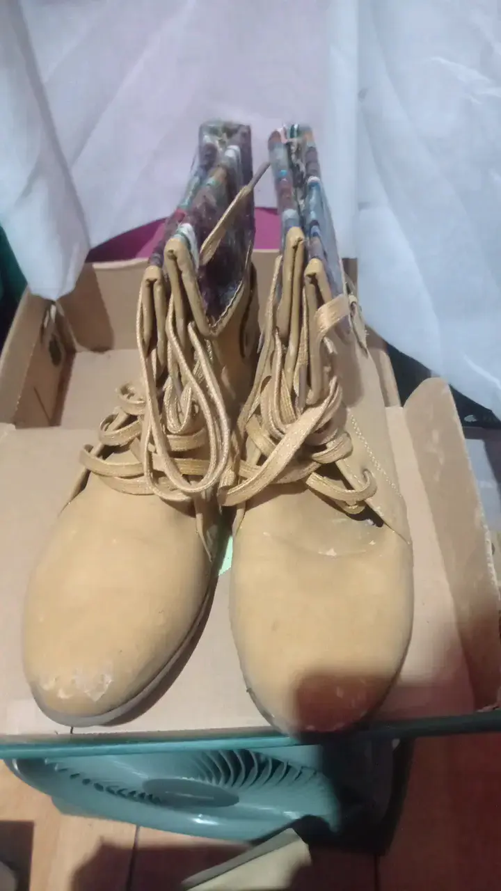 Botas de cuero beige para mujer en buen estado