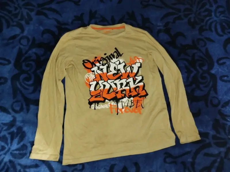 Polera manga larga beige con diseño gráfico - 1