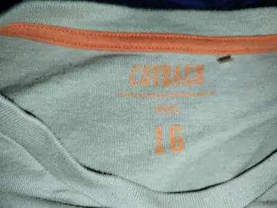 Polera manga larga beige con diseño gráfico - miniatura 2