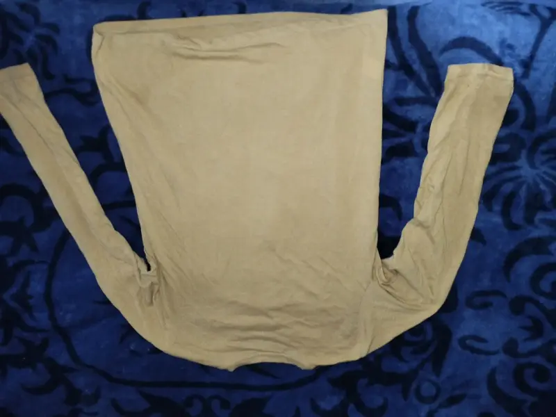 Polera manga larga beige con diseño gráfico - 3