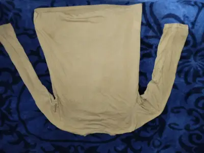 Polera manga larga beige con diseño gráfico - miniatura 3