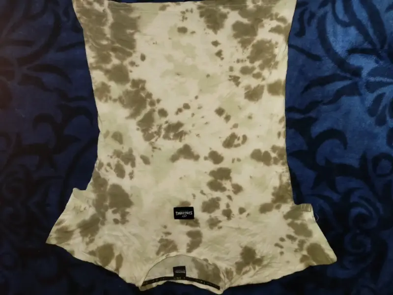 Polera manga larga beige con diseño gráfico - 1