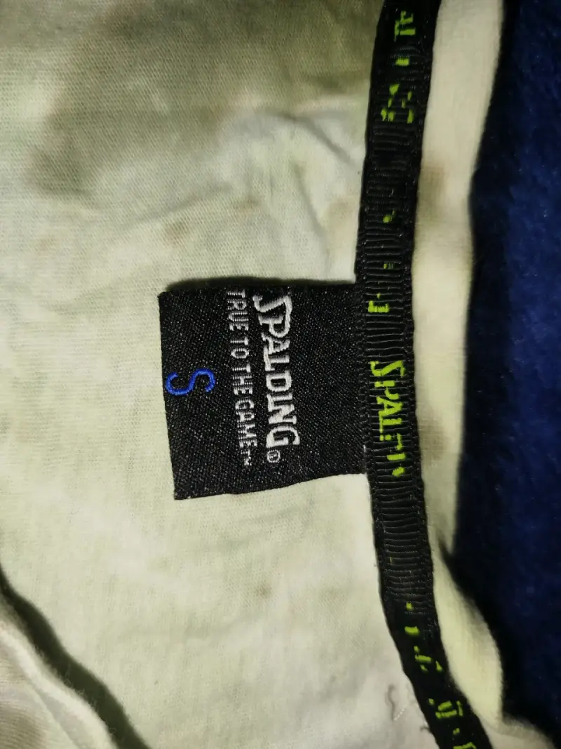 Polera manga larga beige con diseño gráfico - 2